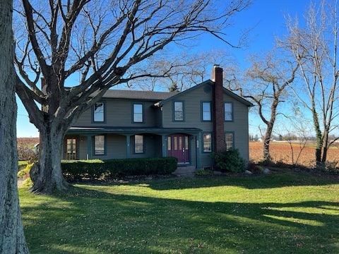 Spacious 5 BR Home w/ Hot Tub