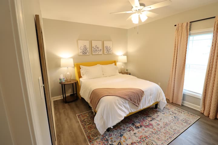 Malkia kitanda w/ 32" Roku TV.