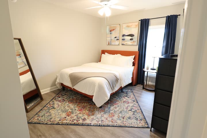 Malkia kitanda w/ 32" Roku TV.