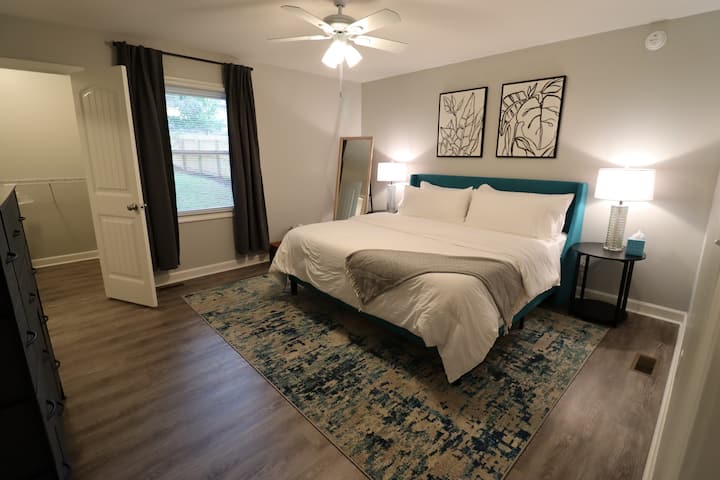 King bed w/ 43" Roku TV & walk-in chumbani.