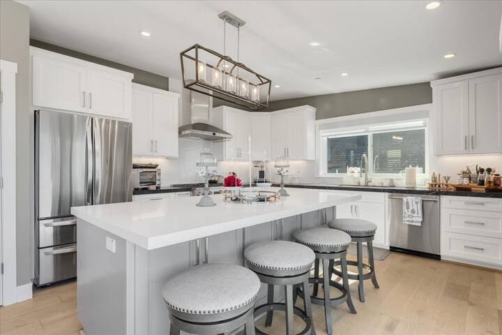 Ocean view, modern 3000 sq-ft brand new home gallery image 4