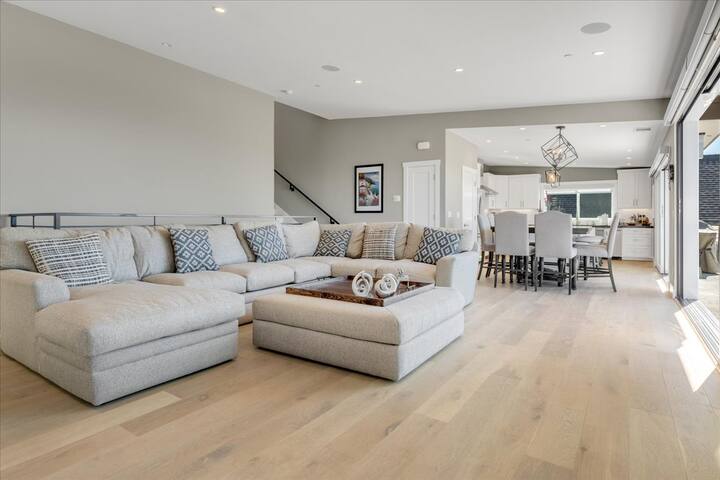 Ocean view, modern 3000 sq-ft brand new home gallery image 2