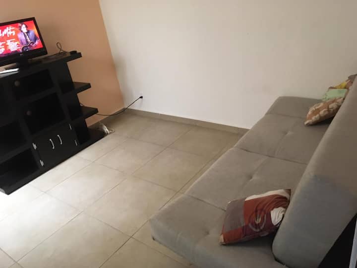 غرفة نوم ثالثة أو غرفة نوم لمشاهدة التلفزيون ،  مع سرير أريكة وتلفزيون مع نظام روكو ومراقبة المناخ