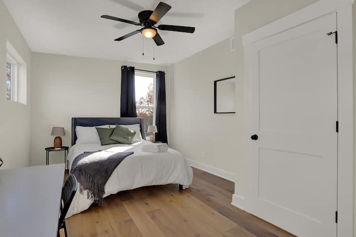 3er piso, 3ª cama con cama tamaño queen y espacio de trabajo.