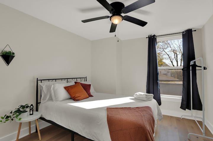 2 .ª planta: dormitorio 2 con cama tamaño queen