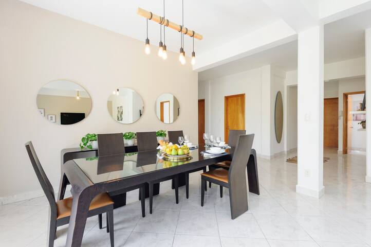 Great Location / 4 Bedrooms, 2 Bathrooms. gallery image 3