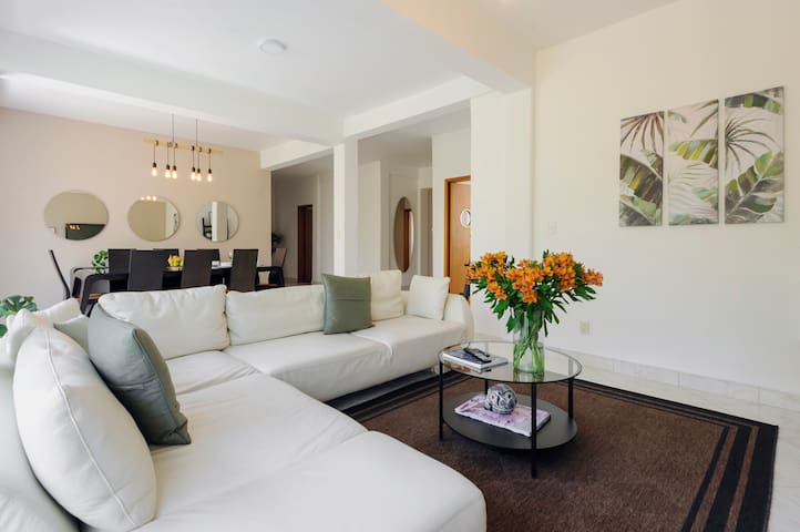 Great Location / 4 Bedrooms, 2 Bathrooms. gallery image 2