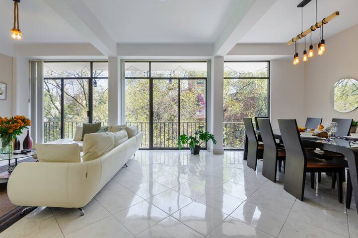 Great Location / 4 Bedrooms, 2 Bathrooms.