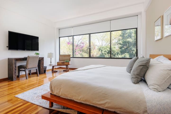 Great Location / 4 Bedrooms, 2 Bathrooms. gallery image 4