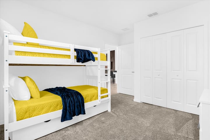 เตียงสองชั้น 1 หลัง (เตียงคู่) + เตียงคู่ 1 หลัง