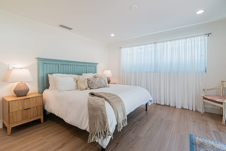 El dormitorio n.º 2 también es muy espacioso y tiene una cama tamaño king, un armario grande con mucho espacio para colgar y doblar la ropa, y puertas francesas dobles con vistas a los amplios y privados jardines en la parte trasera de la propiedad.  