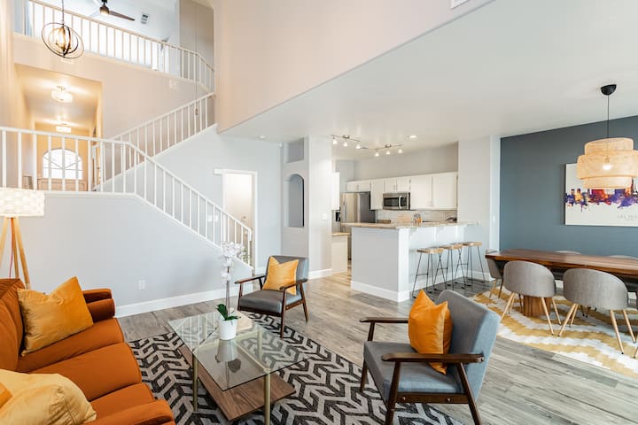 Stylish Townhome w/ Garage close to Strip/Airport