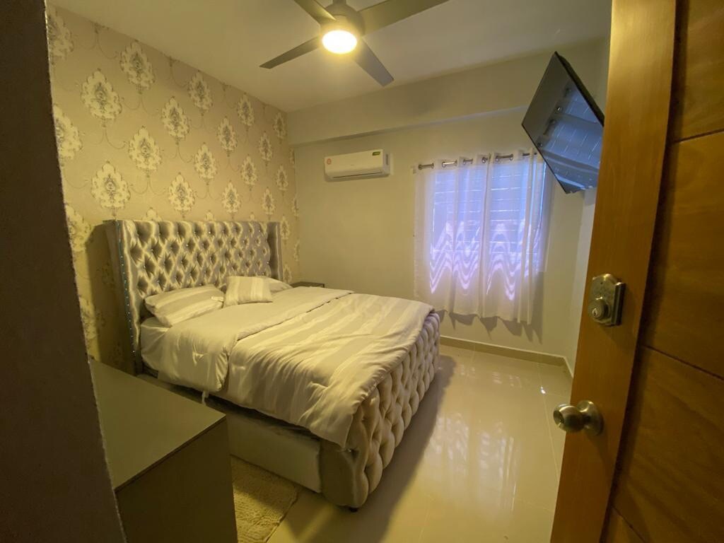 Chumba cha 2 chenye kiyoyozi, TV ya inchi 55, kitanda cha malkia.