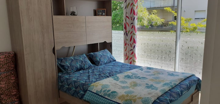 Gran habitación doble con almacenamiento,
permite poner la cuna en esta habitación  