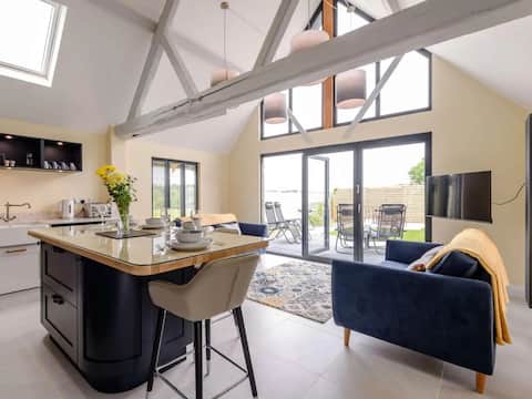 18th-century converted barn, countryside views P3.