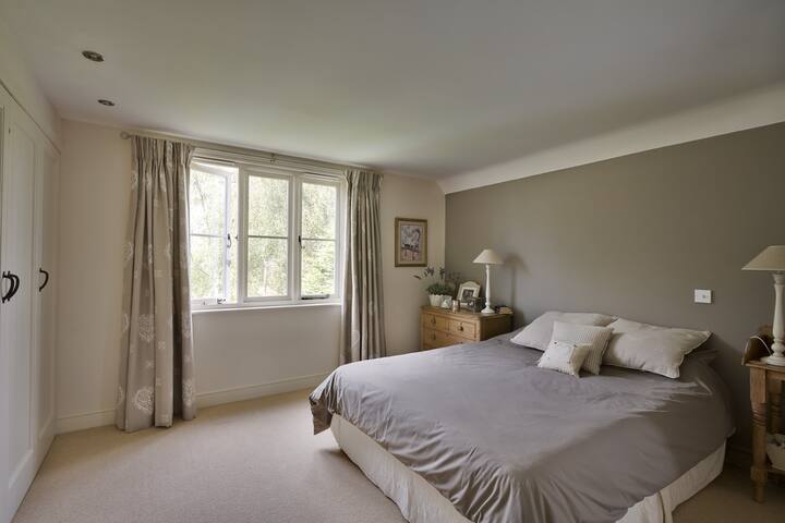 تحتوي غرفة النوم الرئيسية على سرير كبير وخزانة ملابس كبيرة مدمجة مع مجموعة من الأدراج وحمام داخلي وإطلالات جميلة