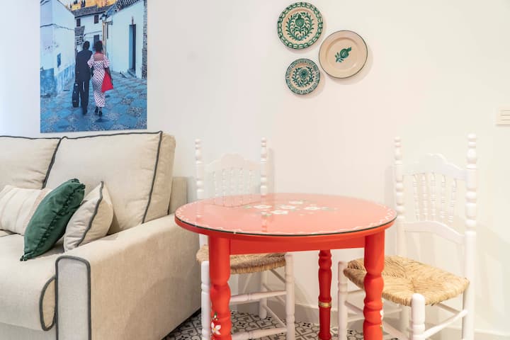 ห้องนั่งเล่นที่ได้รับแรงบันดาลใจจากกรานาดาการตกแต่งในท้องถิ่นเซรามิก Fajalauza โต๊ะและเก้าอี้ที่ทาสีด้วยมือ