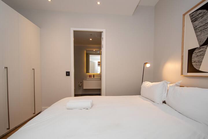 Three Bedroom luxury Penthouse 2202 Pullman gallery image 5