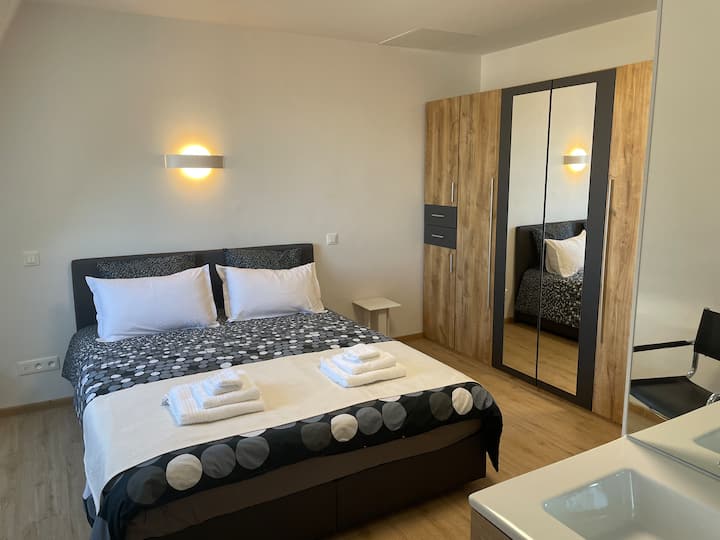 160 x 200 lôžok a šatníková skriňa hlavnej spálne.