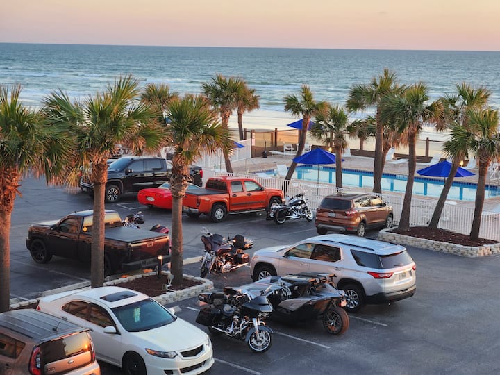 Lovely studio with kitchen looking at the beach Condominiums for Rent