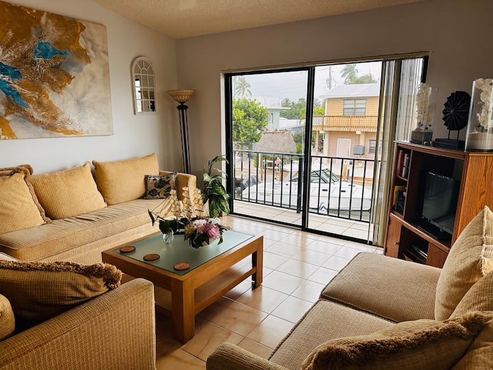 غرفة عائلية /غرفة معيشة مع تلفزيون وإطلالة على القناة والمحيط.