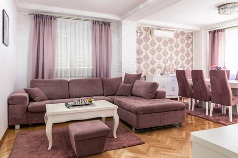Lovely 2-bedroom condo with free parking