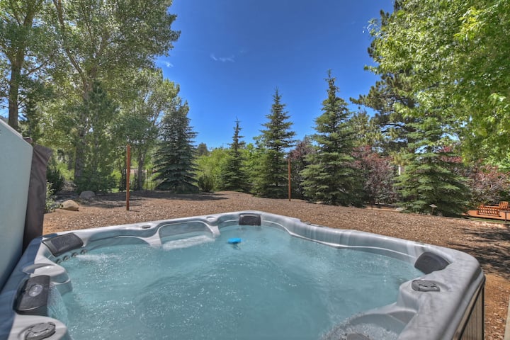 Snow House By Destination Big Bear: Close To Bear Mountain! Hot Tub! Fully Fenced Backyard! Arcade Games! - Big Bear Lake, CA