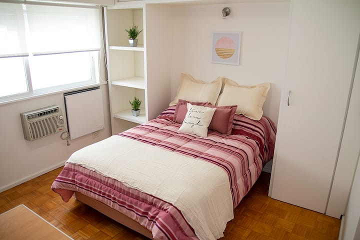 Kitnet em Retiro com vista para cúpulas francesas