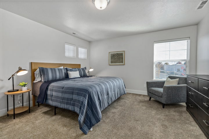 Dormitorio principal con baño principal privado y vestidor. Cama tamaño king.