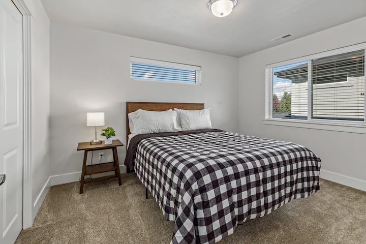 Dormitorio 2 con una cama tamaño queen