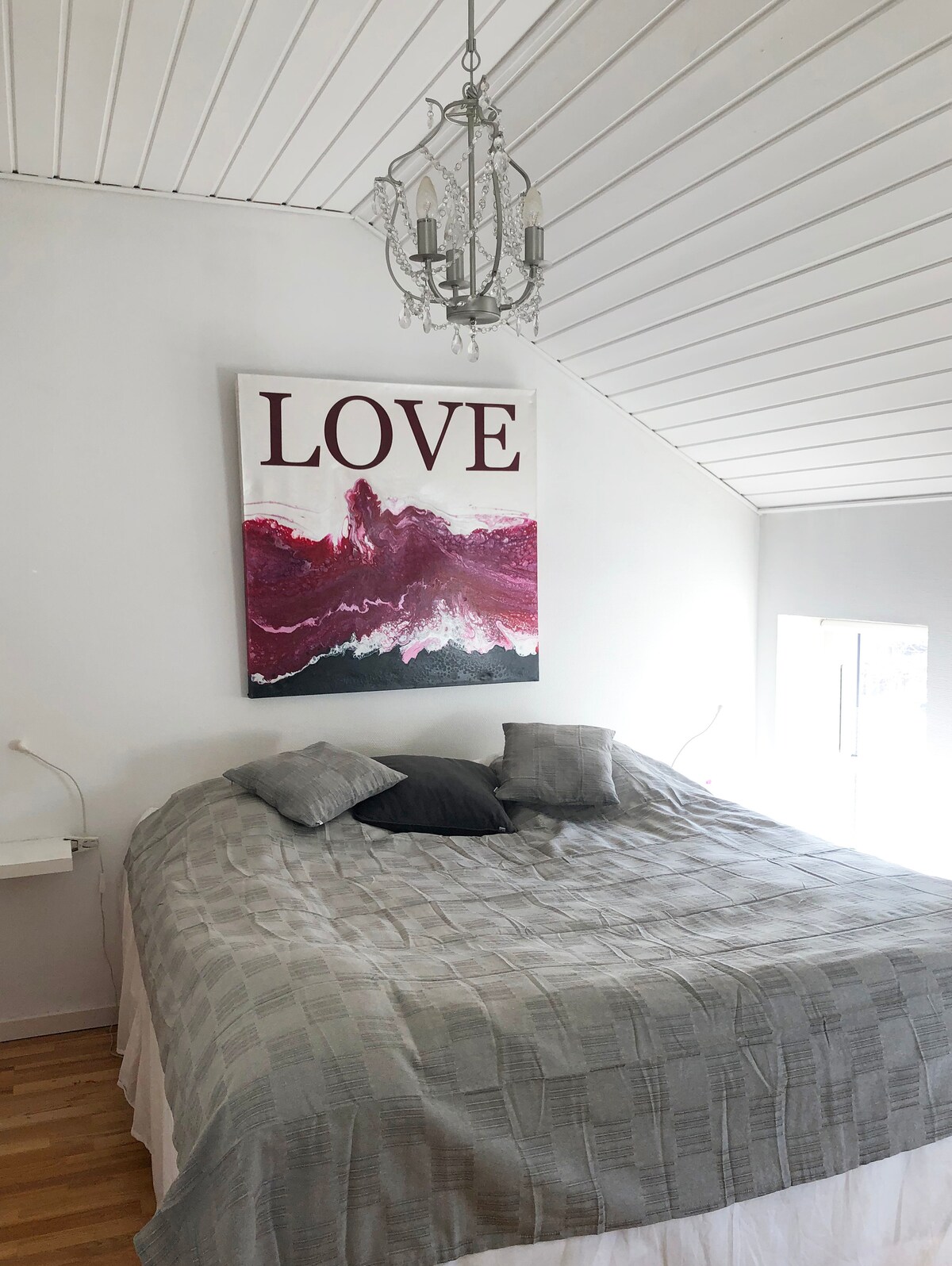 Საძინებელი ორადგილიანი საწოლით და ტელევიზორით