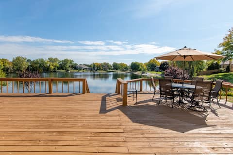 Cozy 5-bedroom with lake views and spacious deck