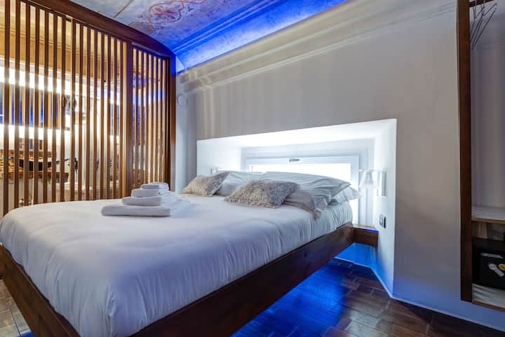 Zona notte con bagno padronale separato da claustra artigianale.
Soffitto affrescato.
Parquet di bambù.