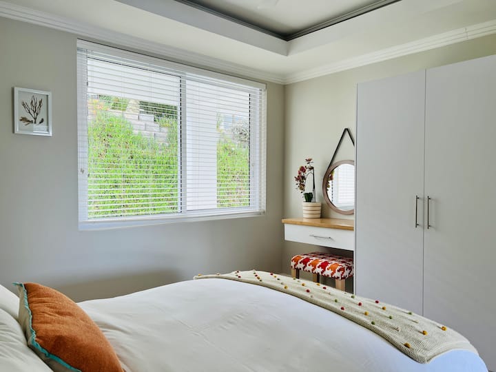 მე-5 საძინებელი ორადგილიანი საწოლითა და კარადებით