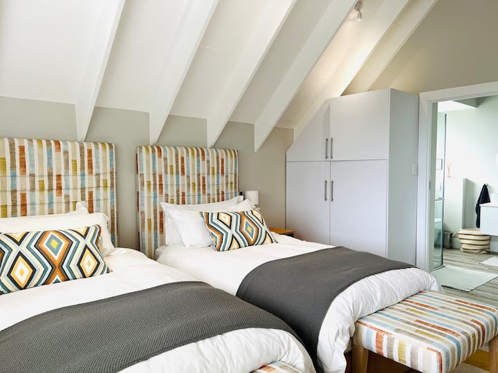 მეოთხე საძინებელი ორი ერთადგილიანი საწოლით და ფლიგელით