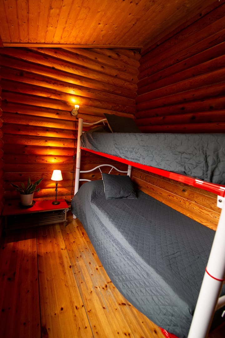 Двуетажно легло във втората спалня с матраци 90x1.90