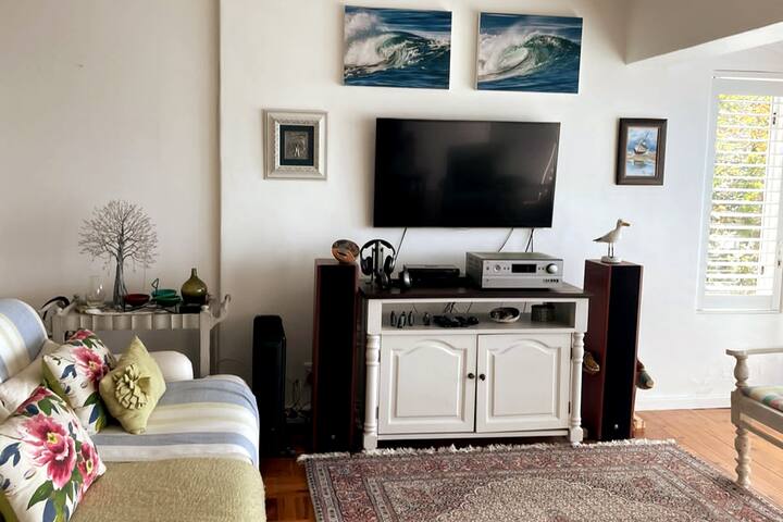 2-Bedroom Home with Pool and Unsurpassed Sea Views gallery image 4