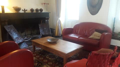 Annonce Airbnb populaire: Beautiful 18th century mansion with garden à Luz Saint Sauveur