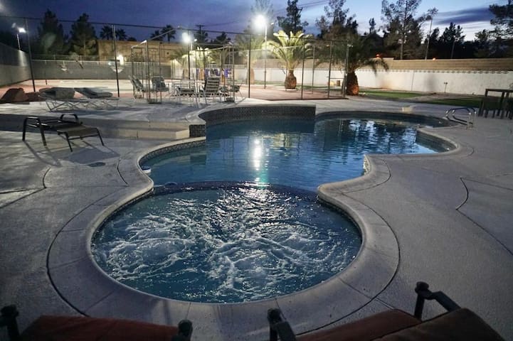 Vegas Oasis*Pool*Spa*Gym*Games*Golf 4 mls 2 Strip