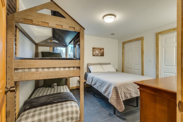 Bedroom on lower level has queen sized bed and twin bunk beds (suitable for 175lbs and under).