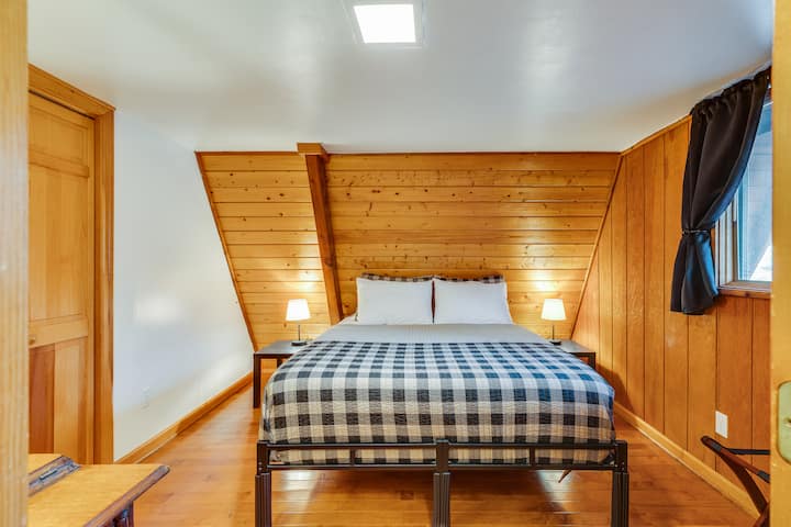 Bedroom 1 (main level): Queen sized bed