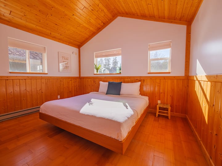 Dormitorio tamaño king.