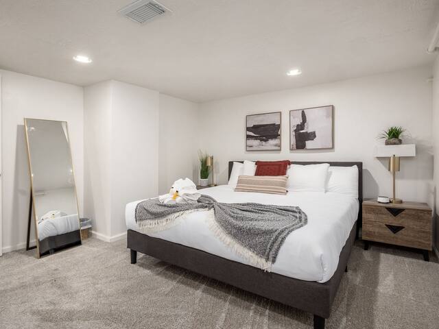 The House of Cards – Beautiful Home in Columbus ! gallery image 3