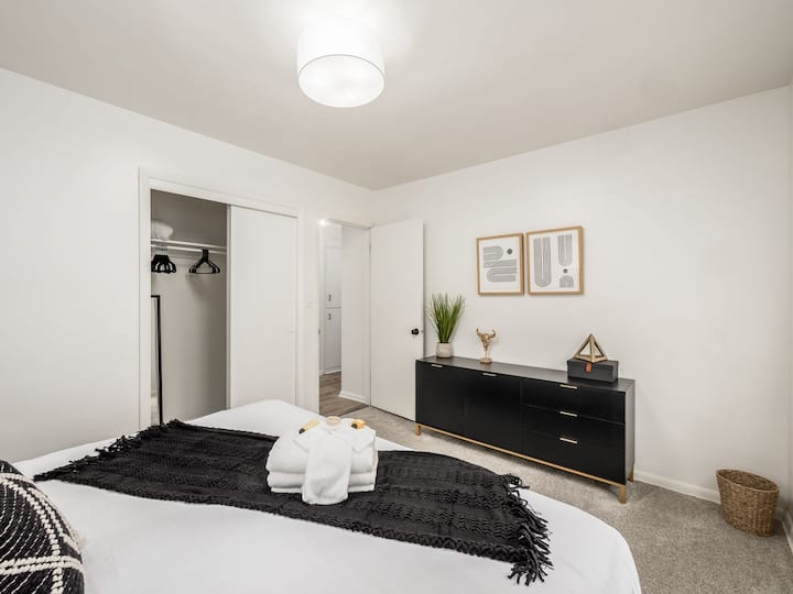 Duerme como la realeza en nuestro dormitorio bellamente diseñado y bien equipado