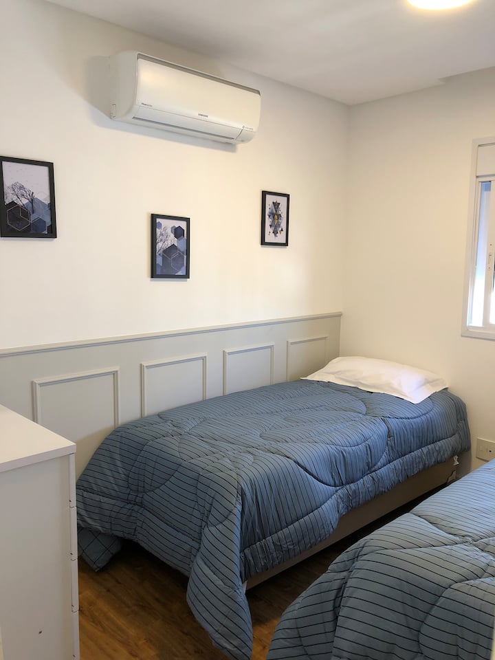 Მეორე საძინებელი ორი ერთადგილიანი საწოლით.