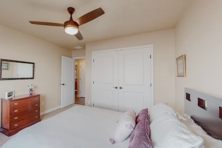 Dhoma e gjumit 2 është e pajisur me një krevat dopio "queen" dhe ka ende shumë hapësirë dhe hapësirë magazinimi