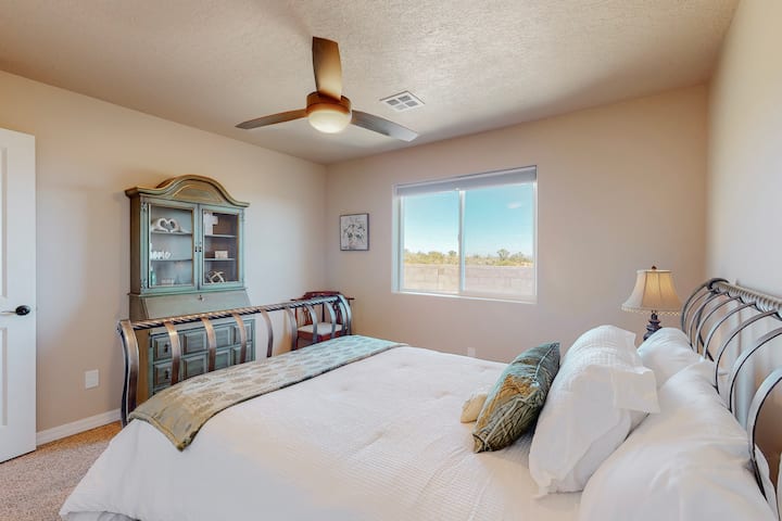 Një dhomë gjumi e katërt po aq e gjerë, por ka një pamje për t 'u mburrur tamam si suita kryesore