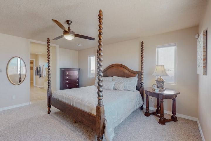 Suita kryesore ka një krevat dopio "king" të rehatshëm dhe ka pamje të mrekullueshme nga mali