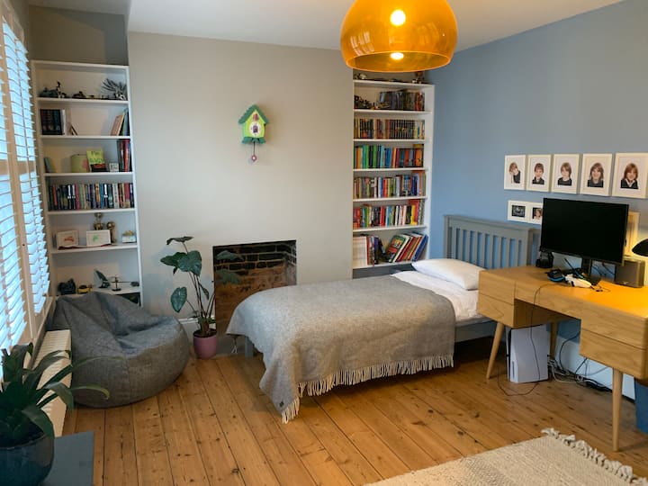 ห้องนอนที่ 3 บนชั้นแรก (พร้อมเตียงเดี่ยว 1 หลัง)