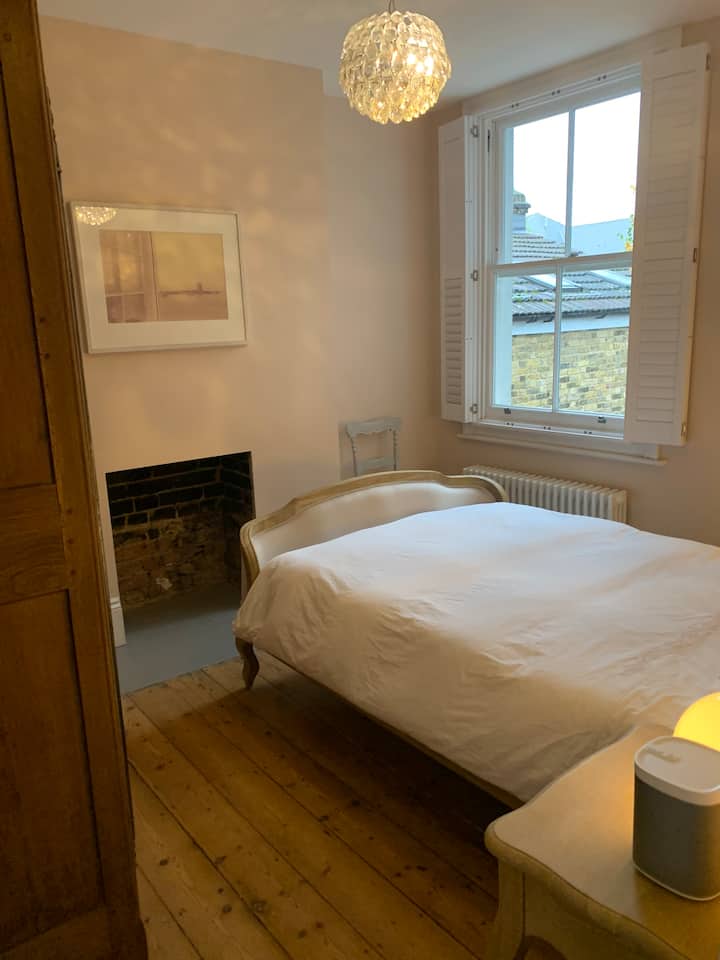 ห้องนอน 2 บนชั้นแรก (พร้อมเตียงควีนไซส์)